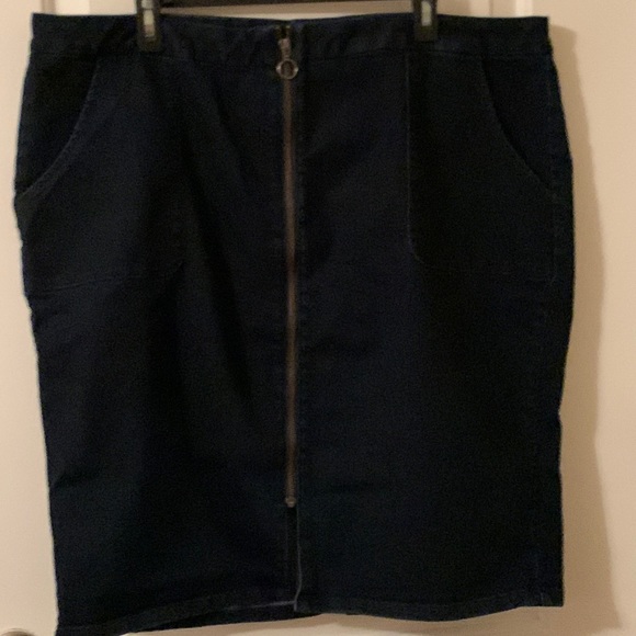 Lane Bryant stretchy blue denim skirt w/front zipper pockets (1 w/flaw) size 22 - Picture 1 of 10